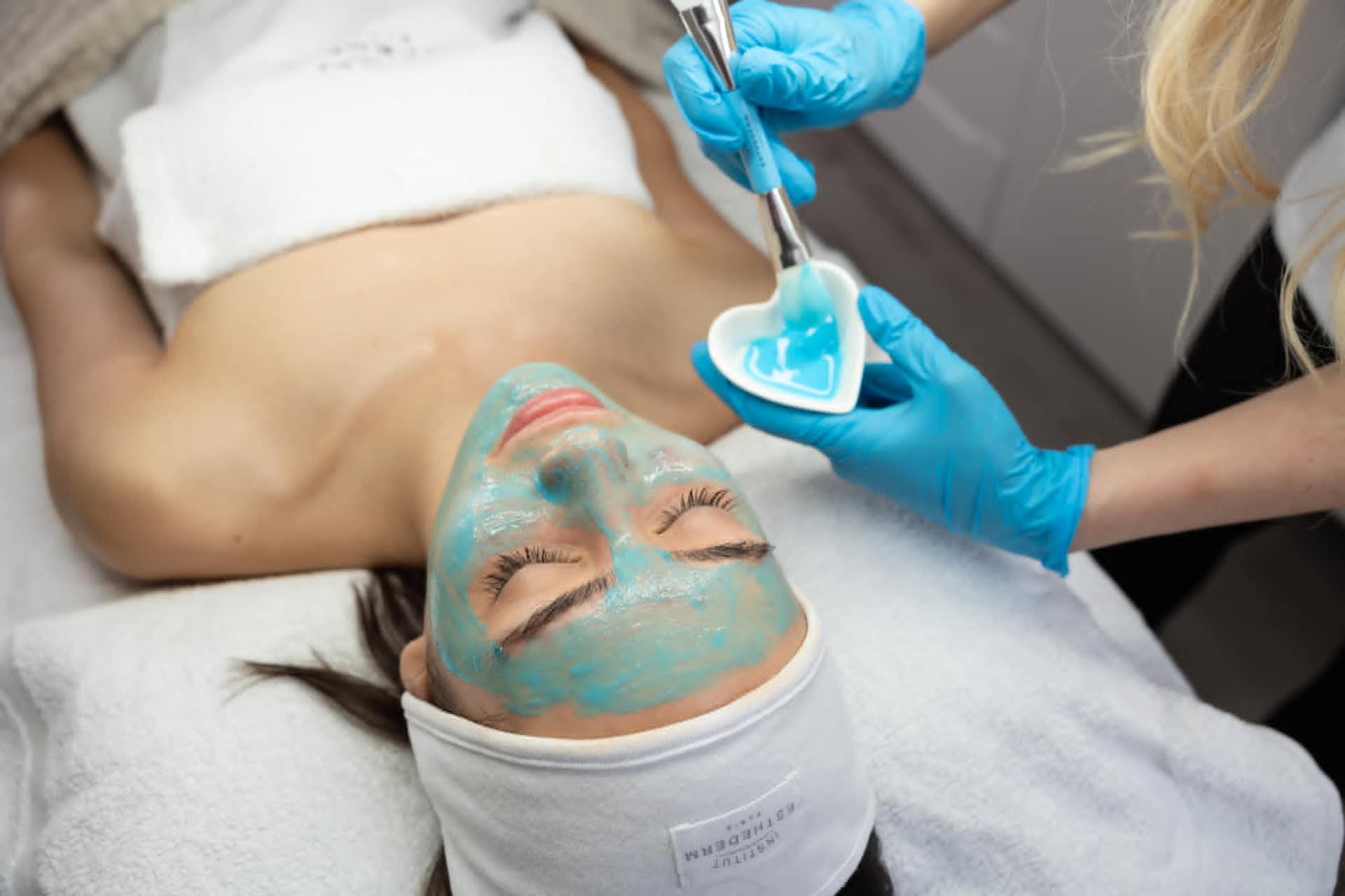 Aplikácia modrej ošetrujúcej masky počas ošetrenia pleti Esthederm.
