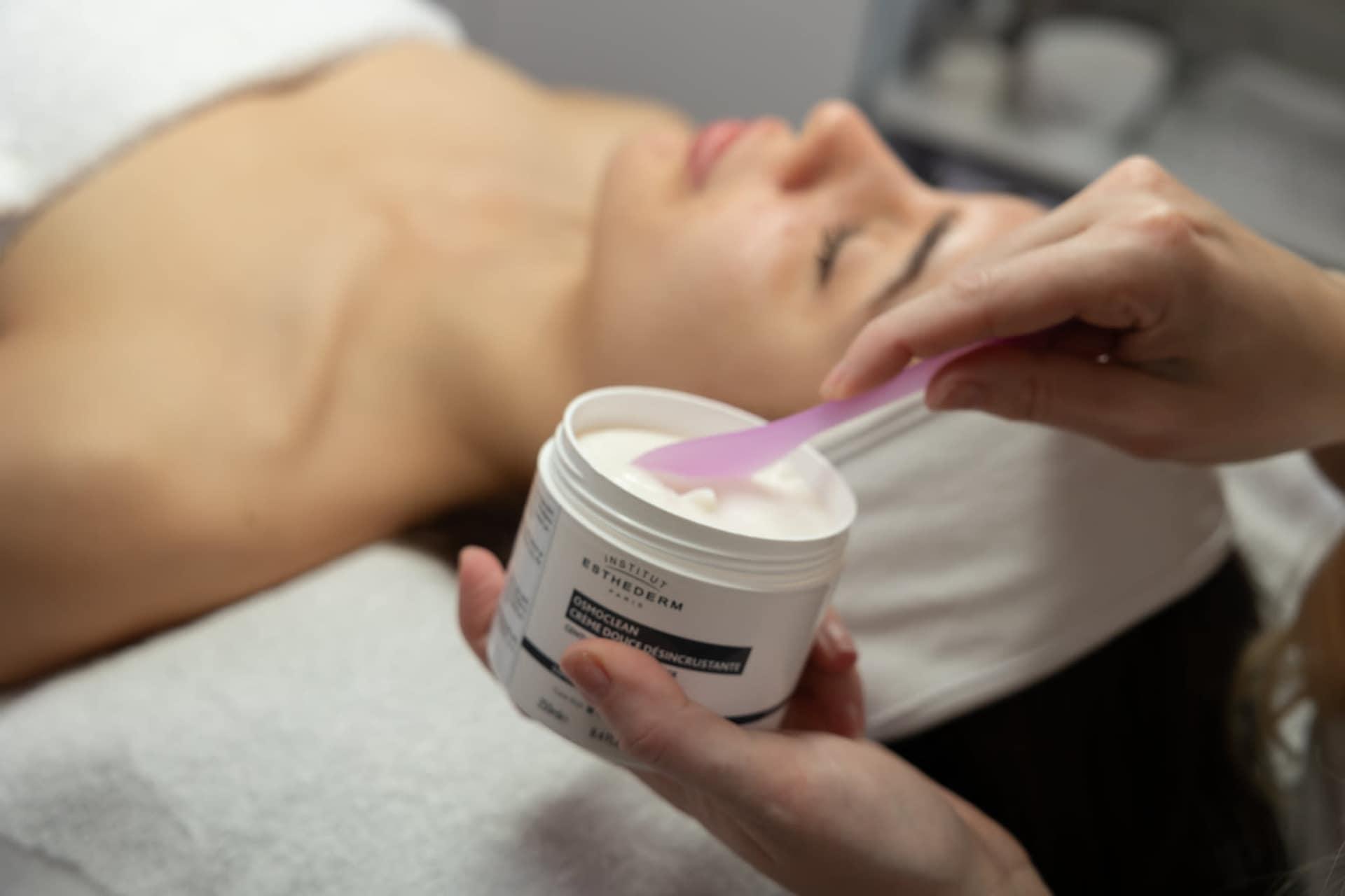 Krém Esthederm Osmoclean počas ošetrenia pleti.