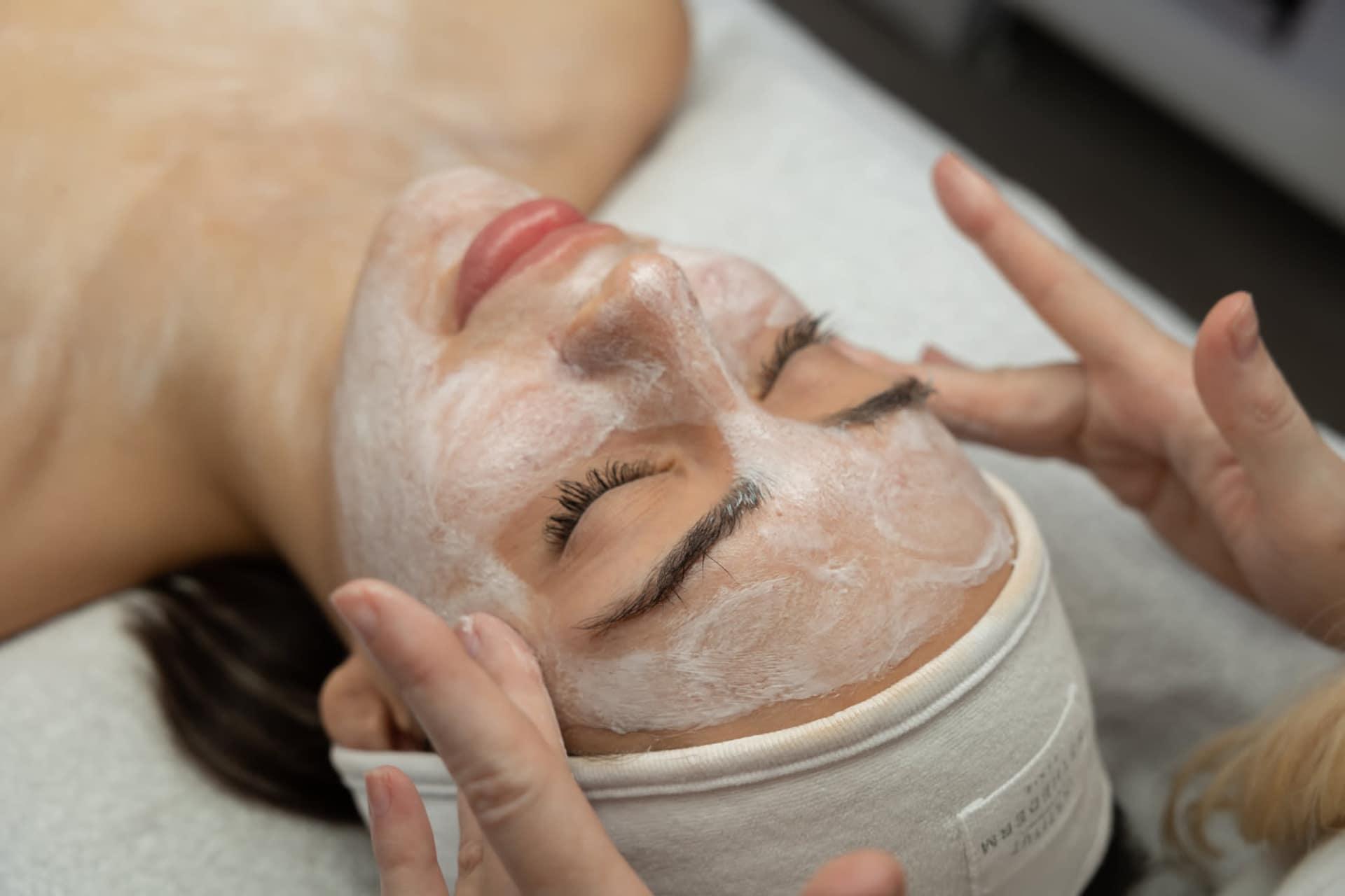 Krémová maska a čelenka Esthederm počas ošetrenia pleti, detail mihalníc.
