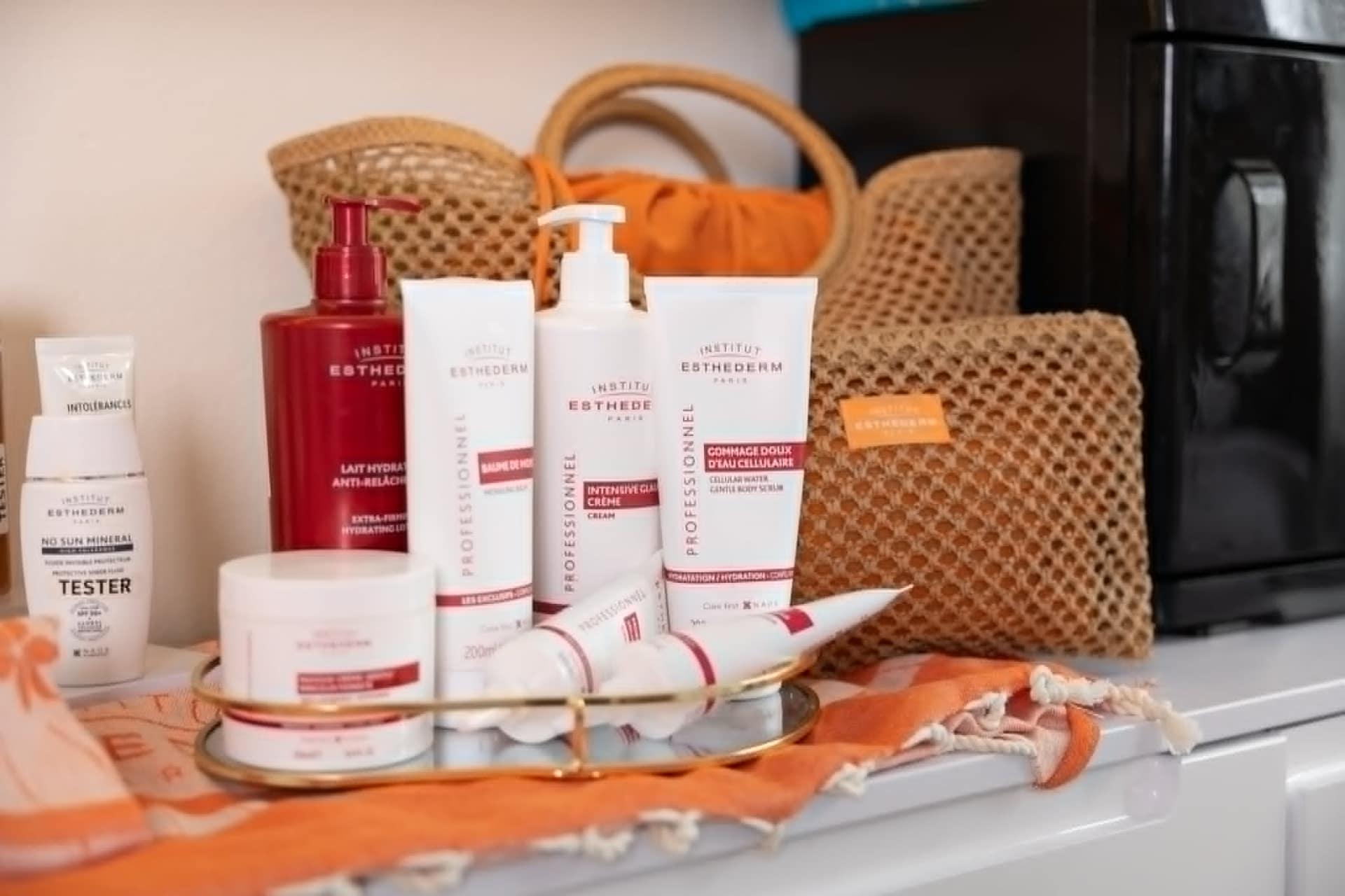 Produktový rad Institut Esthederm Paris na podnose.