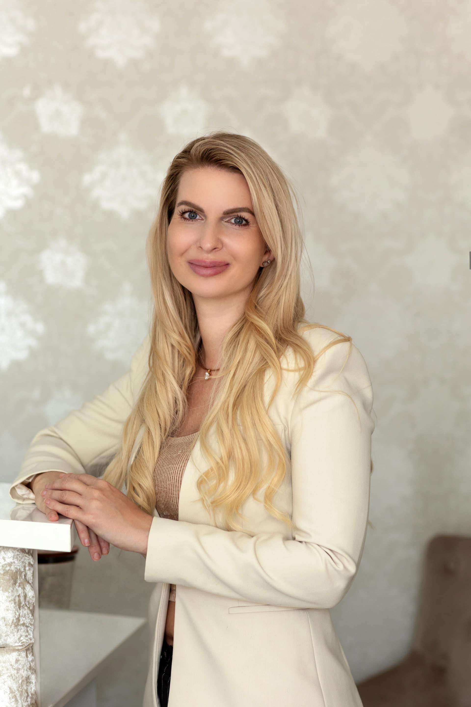 Detail interiéru kozmetického štúdia Spring s jemnou kvetinovou tapetou.