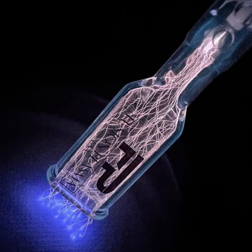 Fialový plazmový výboj na sklenenej elektróde prístroja Original Fusion Plasma USA.